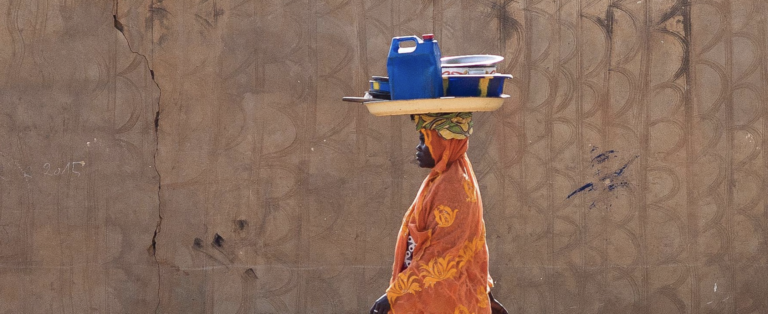 Niger woman carrying a tray